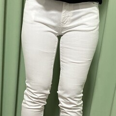コンフォートベーシック スキニーデニムパンツ ホワイト サイズS 総丈97cm ウエスト34cm ヒップ47cm 送料無料の画像