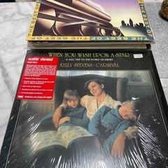 携帯可能レコードプレイヤー　レコード34枚付き　の画像
