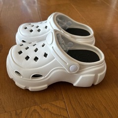 新品　 [お値下げしました]  　子供用　厚底タイプ　　クロックス風の画像