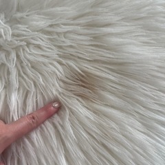 アクセントマット　ニトリ　ファー　白　汚れありの画像