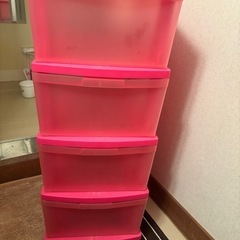 ピンク色の4段衣装ケース