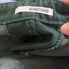 SOMETHING ダークグリーンのパンツの画像