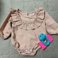 ベージュ色 フリル付きロンパース