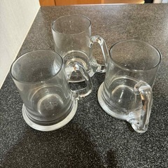 ワイングラス，ビールジョッキの画像