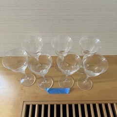 ワイングラス，ビールジョッキの画像