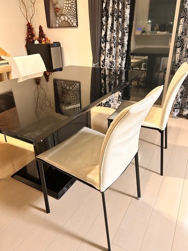 ダイニングテーブル　レザーチェア