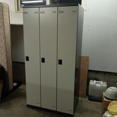 美品  ロッカー   3枚ドア