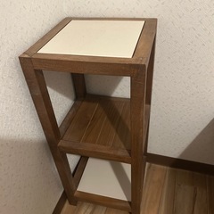 ベッドサイドテーブル