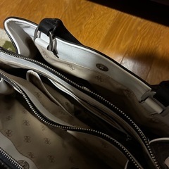 GUESSバッグ!!!収納いっぱいの画像