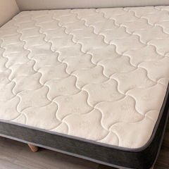 クイーンサイズ　マットレス　ベッドフレームの画像