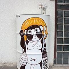 「玄関先タヌキの置きもの」ドラムカンハーフの画像