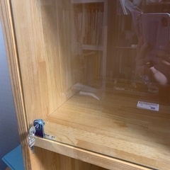 ガラス鍵付きキャビネット　棚　　オーダーで15万円でした。の画像