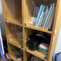 ガラス鍵付きキャビネット　棚　　オーダーで15万円でした。