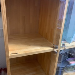 ガラス鍵付きキャビネット　棚　　オーダーで15万円でした。の画像