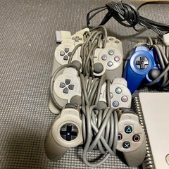 PlayStation (PS1) 本体とコントローラー6個の画像