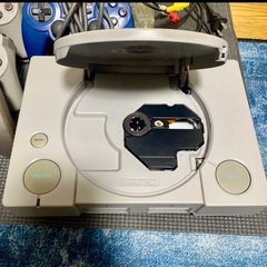 PlayStation (PS1) 本体とコントローラー6個の画像