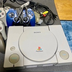 PlayStation (PS1) 本体とコントローラー6個の画像