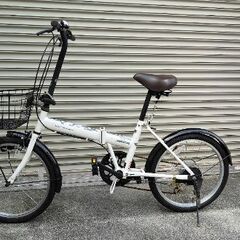 6 段変速機付。折りたたみ式20インチ自転車