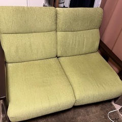布ばりの2人掛けソファ
