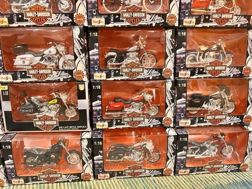 ハーレーダビッドソン 1:18 ミニチュアバイクコレクション 30台