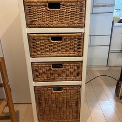 藤の4段収納家具　キャスター付き