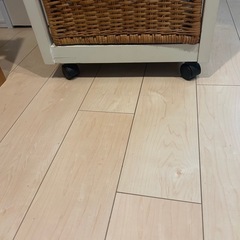 藤の4段収納家具　キャスター付きの画像
