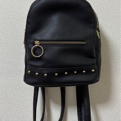 黒のリュック スタッズ 刺繍の画像
