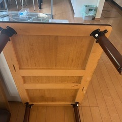 しっかりした木の座卓の画像