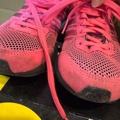 adidasランニングシューズの画像