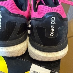 adidasランニングシューズの画像