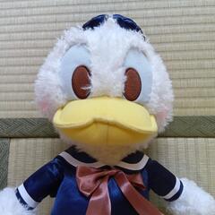 セーラー服を着たドナルドダックのぬいぐるみの画像