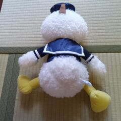 セーラー服を着たドナルドダックのぬいぐるみの画像