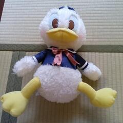 セーラー服を着たドナルドダックのぬいぐるみの画像