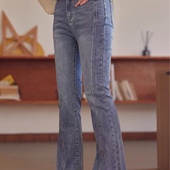 デザインの女性用デニムパンツ。やや太めの体型にも最適。立体裁断で痩せ見えるデザイン。バサバサしたヘムとミニフレアの形状で、肉やヒップを隠してくれます。の画像