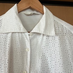 刺繍入りホワイト長袖シャツの画像