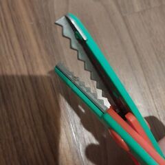 ギザギザに切れるハサミの画像