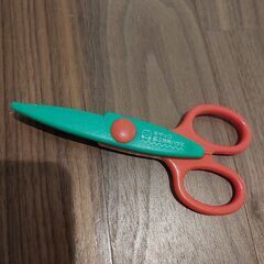 ギザギザに切れるハサミ