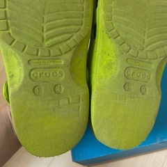 子供用クロックスの画像