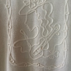 ホワイト 刺繍入り シルク混長袖ニットセーターの画像