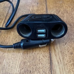 車でスマホを充電　USBカーチャージャーの画像