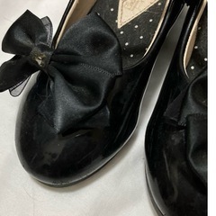 黒いリボン付きフォーマルシューズの画像