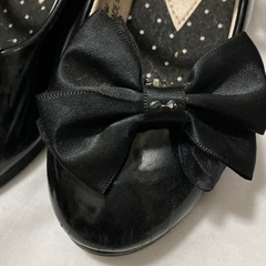 黒いリボン付きフォーマルシューズの画像
