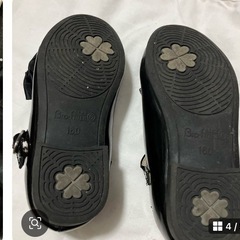 黒いリボン付きフォーマルシューズの画像