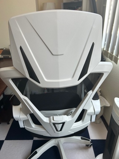 エルゴノミックデザインのホワイトゲーミングチェア