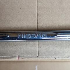 日産純正ナンバープレートフレームの画像