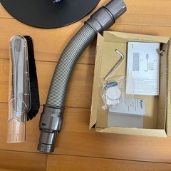 20%値下げ中！【ジャンク品】Dyson SV07 コードレスクリーナー 本体＋スタンド・付属品ありの画像