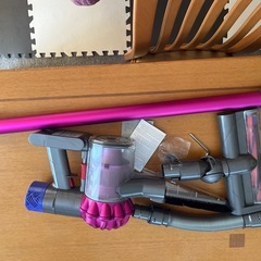 20%値下げ中！【ジャンク品】Dyson SV07 コードレスクリーナー 本体＋スタンド・付属品ありの画像
