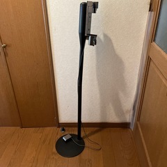 20%値下げ中！【ジャンク品】Dyson SV07 コードレスクリーナー 本体＋スタンド・付属品ありの画像