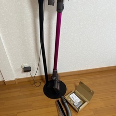 20%値下げ中！【ジャンク品】Dyson SV07 コードレスクリーナー 本体＋スタンド・付属品ありの画像