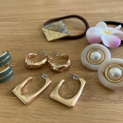 ゴールドピアス ピアス４点 ヘアゴムセットの画像